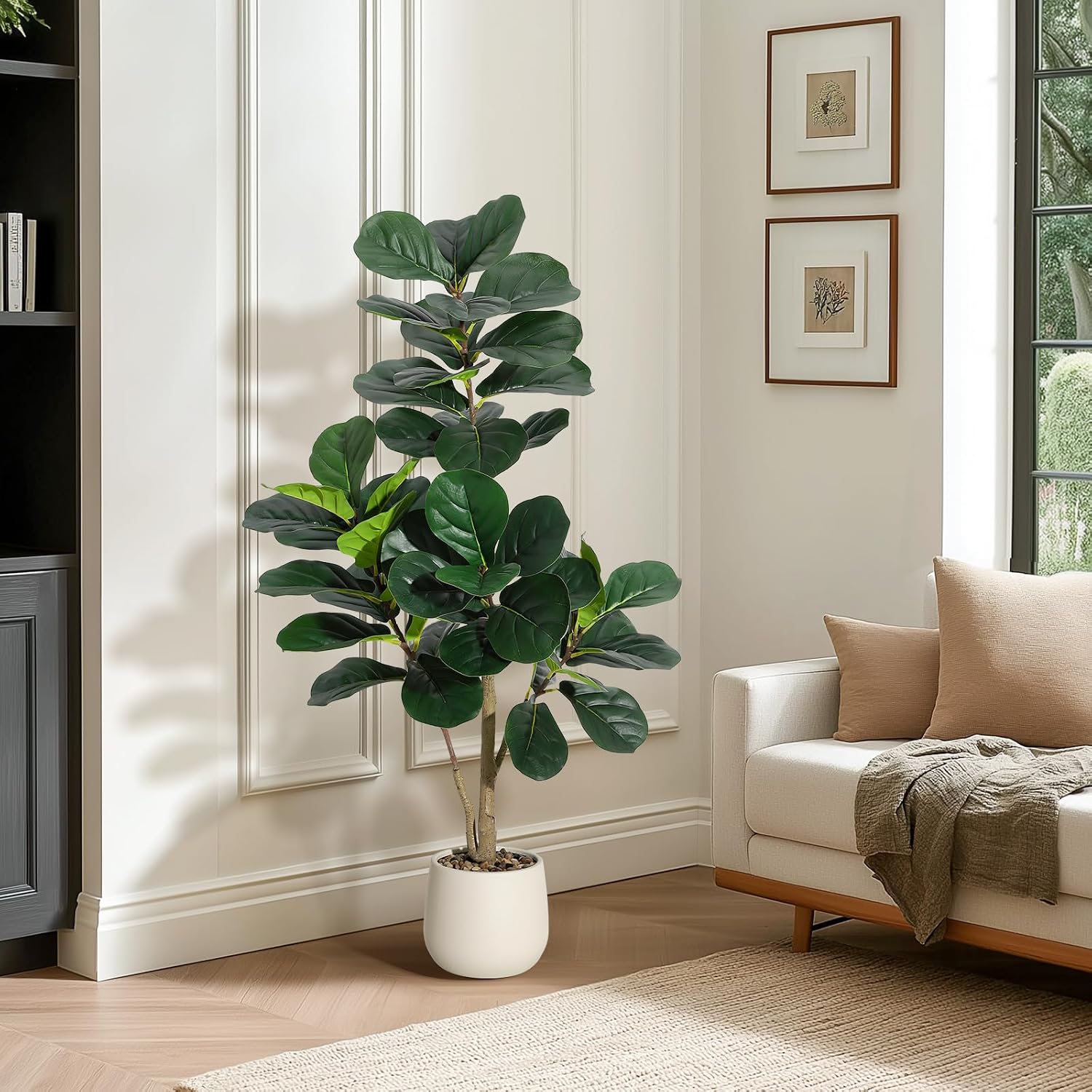 Fiddle Leaf Fig - 高さ約1.2mの人工フィドルリーフフィグツリー。48枚の葉が付いており、7.8インチの白いプランターに植えられています。リアルな造花で、屋内での装飾に最適です。